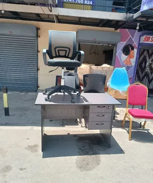 Unique 1 Meter Gray Office Table With Black Chair Yg4f