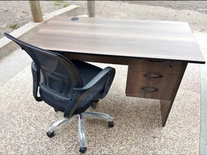 Brown 1 Meter Lockable Office Table With Chair Vc2w
