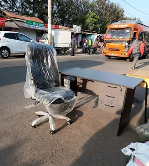 1 Meter Office Desk With Black Leather Chair Tf3qz