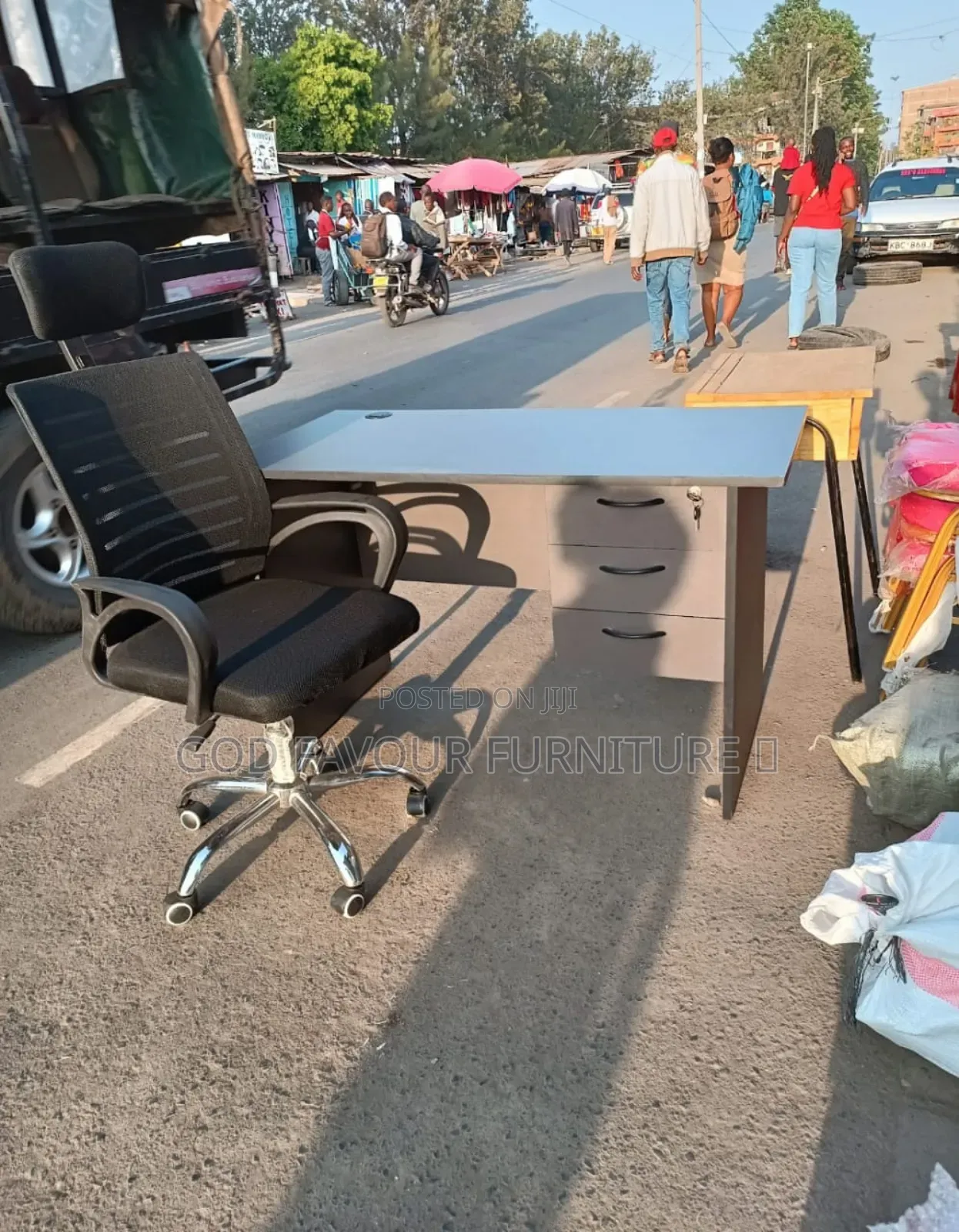 Black Headrest Chair With 1 Meter Gray Office Table Ya2wk