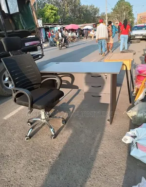 Black Headrest Chair With 1 Meter Gray Office Table Ya2wk