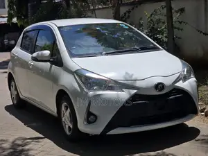Toyota Vitz 2017 Off white