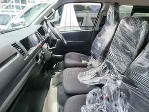 Toyota HiAce 2017 Silver