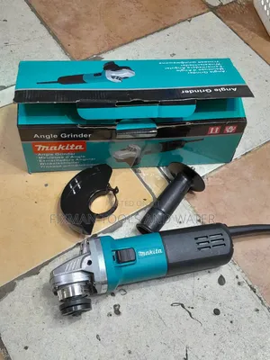New Makita Angle Grinder 4.5  Inches 840 Watts Free Disc