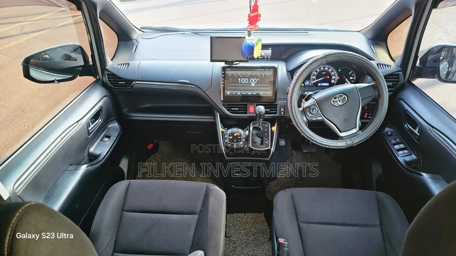 Toyota Voxy 2016 Silver