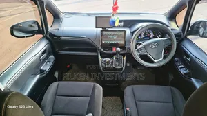 Toyota Voxy 2016 Silver