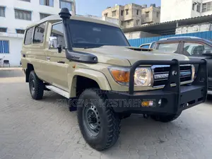 Toyota Land Cruiser 4.6 V8 GX 2018 Beige