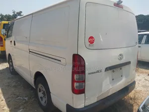 Toyota HiAce 2017 White