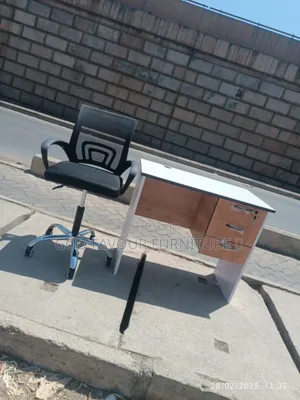 Quality 0.9m Office Desk With Black Mesh Chair Rq2jb