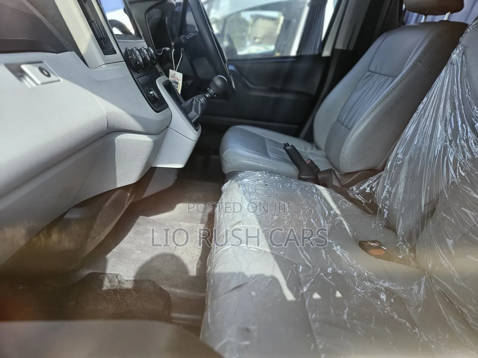 Toyota HiAce 2018 White