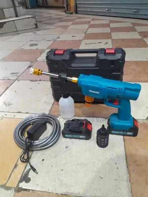Makita Cordless Pressure Washer 2 Batteries + Accessories