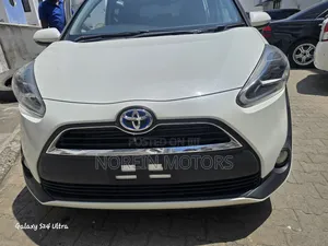 Toyota Sienta 2018 Off white