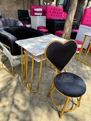 Velvet Styling Table Manicure