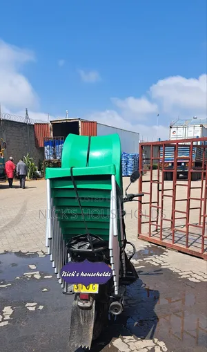 Green Armless Plastic Chairs With Metal Tubing Legs