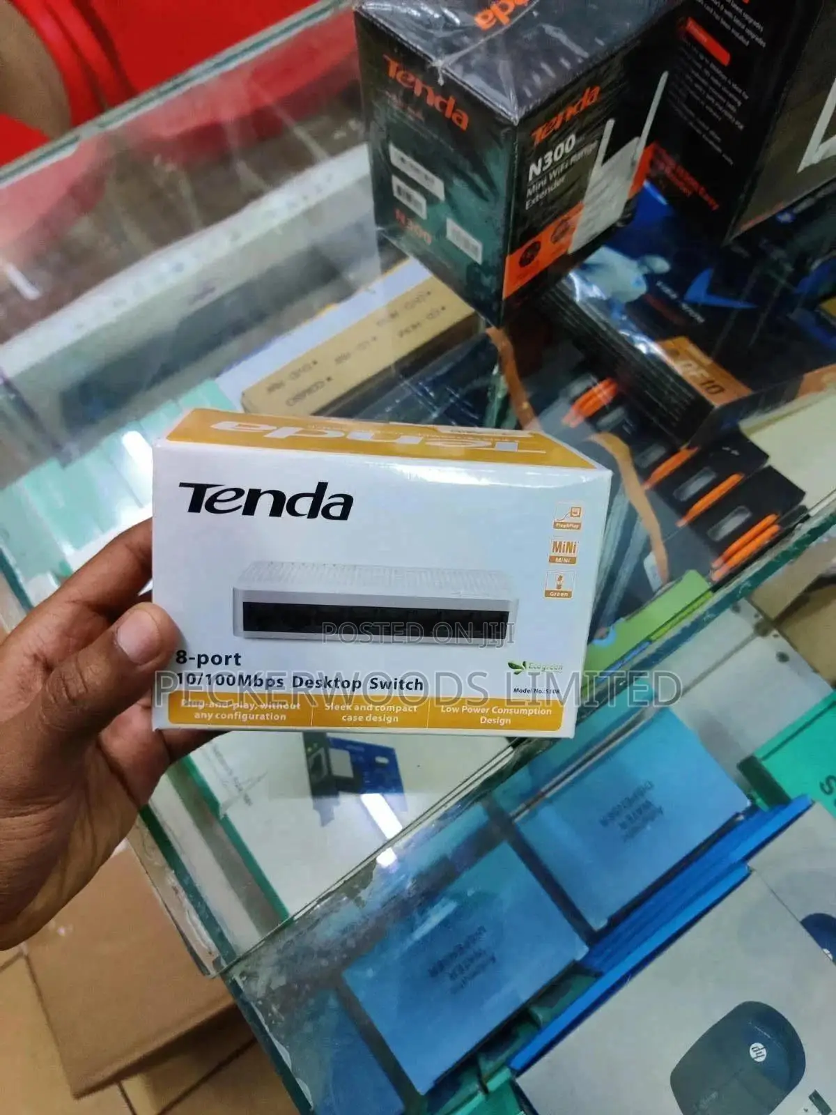 Tenda 8-port Desktop Switch – Expand Your Network Easily!