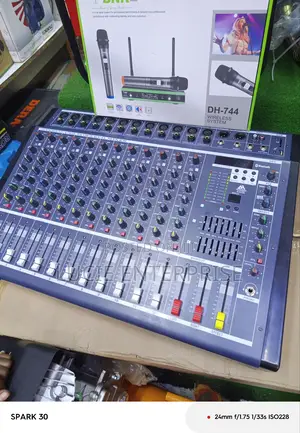 BNK Wireless Microphone With Powered Mixer 12channel