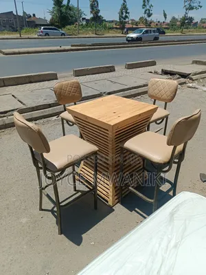 High Bar Set of 4 Chairs and a Pallet Table 