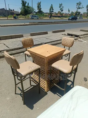 High Bar Set of 4 Chairs and a Pallet Table 
