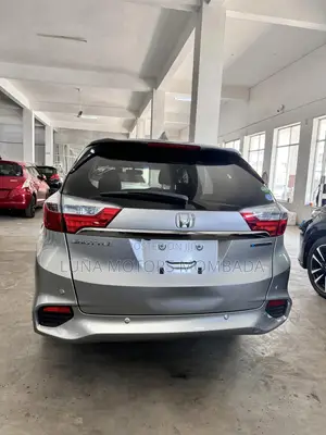 Honda Fit Shuttle 2017 Silver