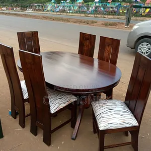 An Imminently Fine 6 Seater Dining Table, 6 Seater