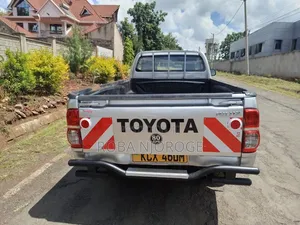 Toyota Hilux 2.5 D-4D SRX 2012 Silver