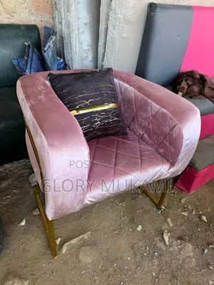 Pink Manicure Styling Chair With A Pillow