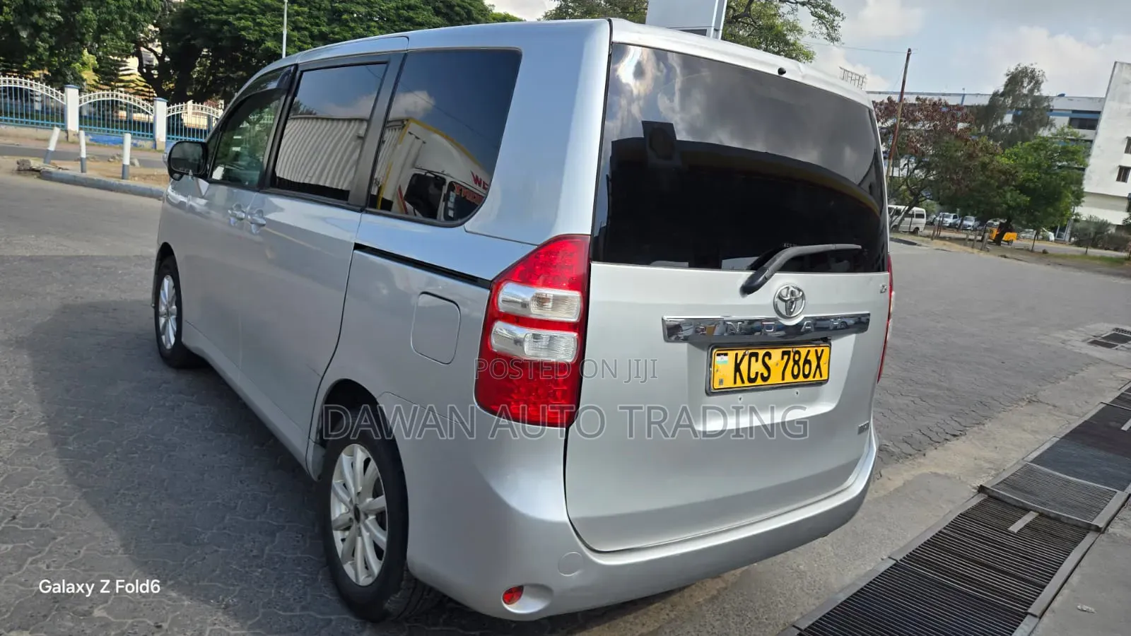 Toyota Noah 2012 Silver