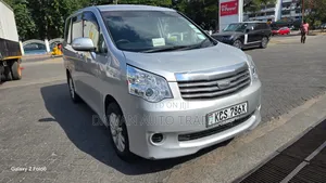 Toyota Noah 2012 Silver