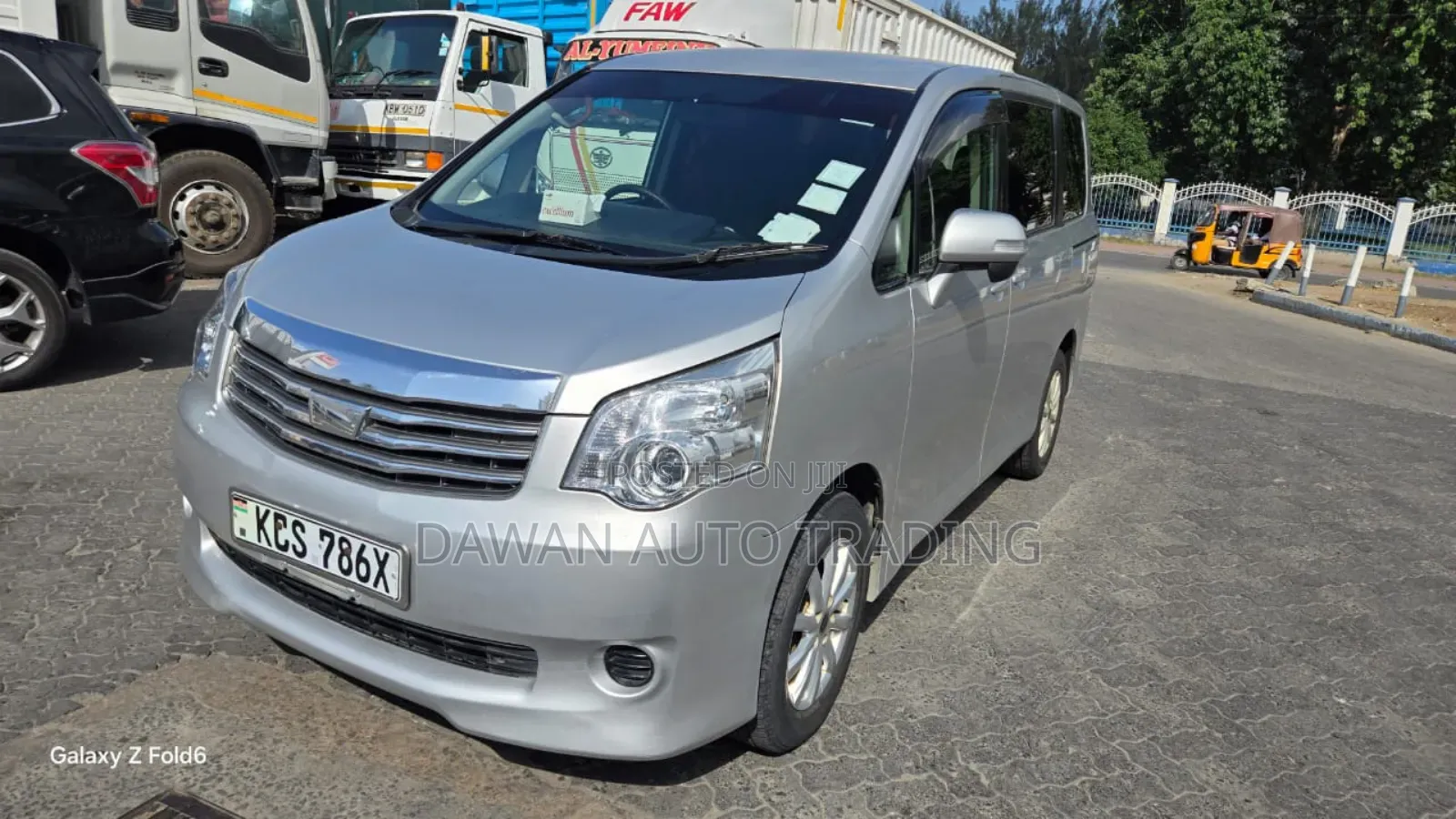 Toyota Noah 2012 Silver