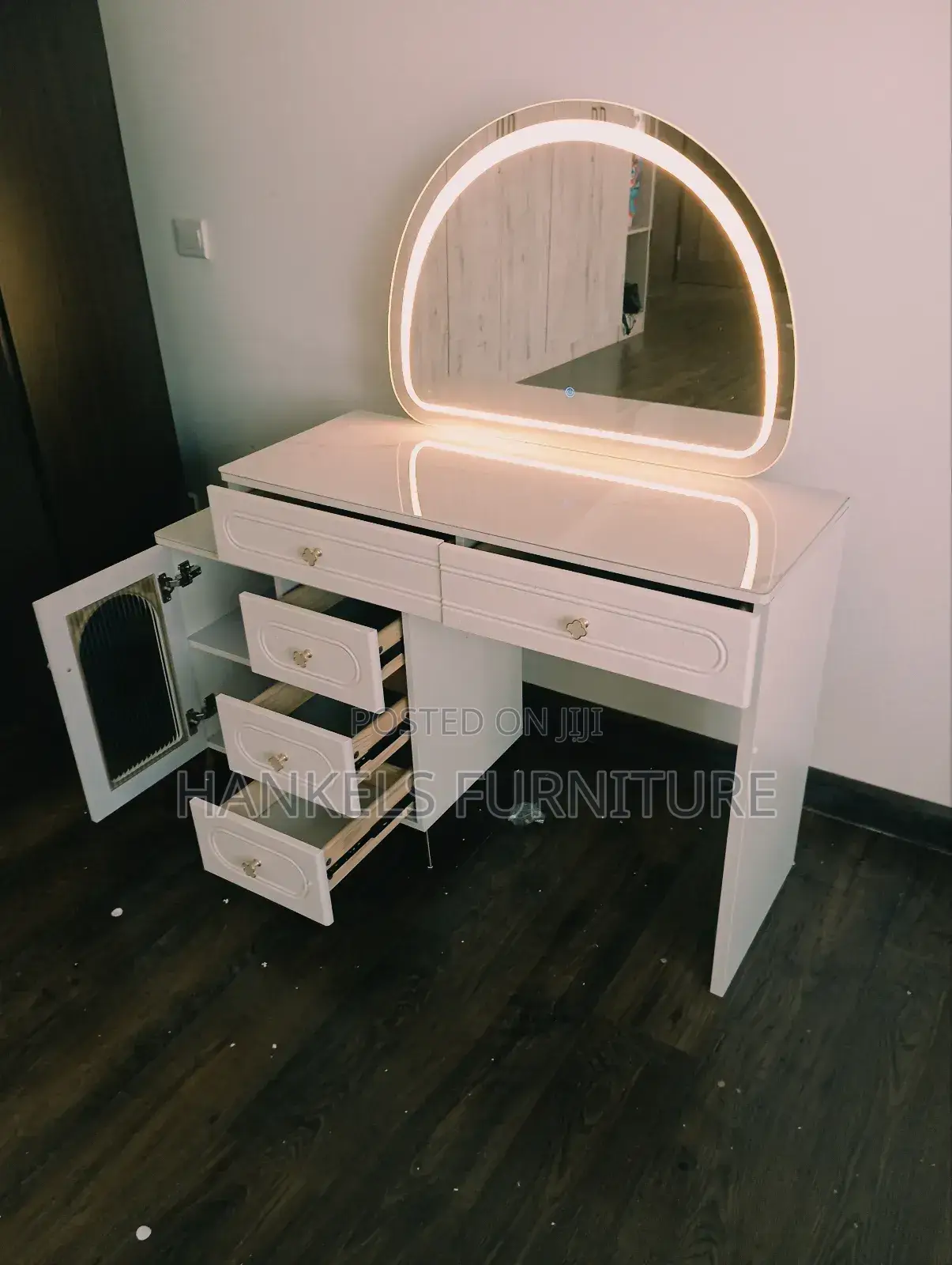 Make-Up Dressing Station