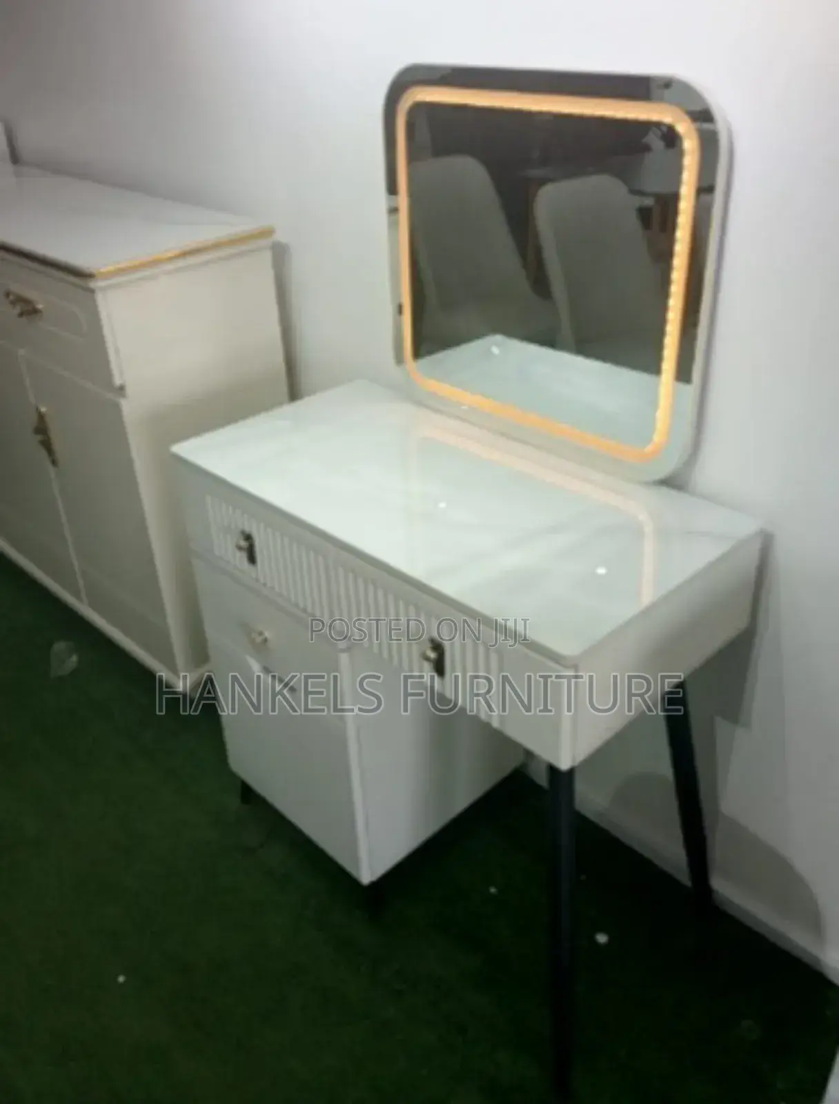 Modal Dressing Make Up Table