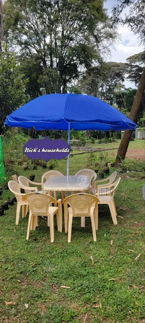 1 Rectangular Plastic Table With 8 Plastic Chairs + Umbrella