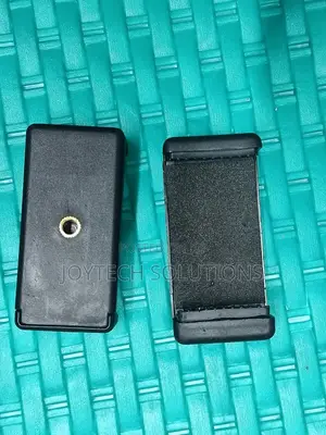 Phone Holder Clip Is Mounted on the Tripod Stand
