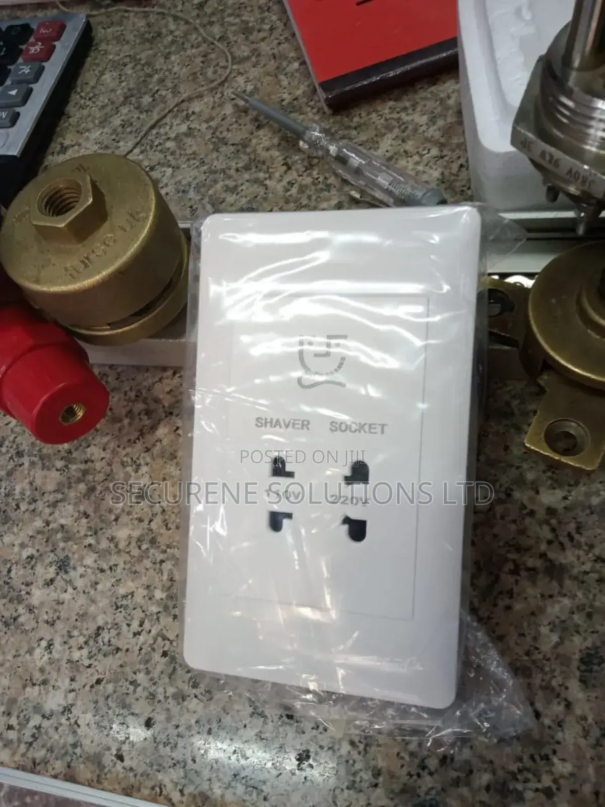 Packaged Dual Voltage Shaver Socket,