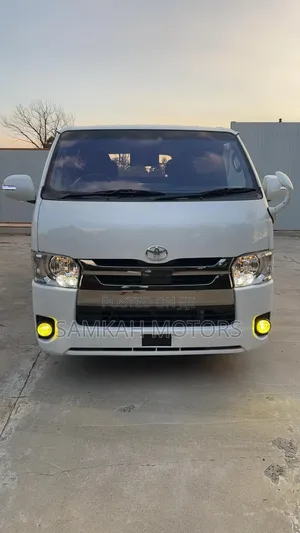 Toyota HiAce 2019 White