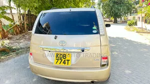 Toyota ISIS 2014 Beige