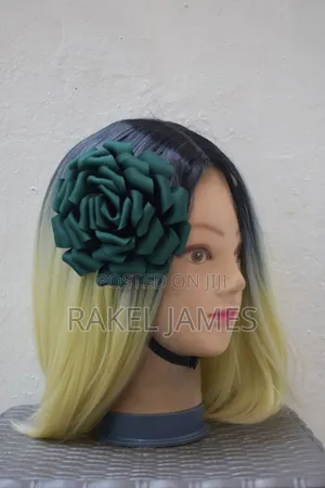 Ladies Emarld Brooch Flower