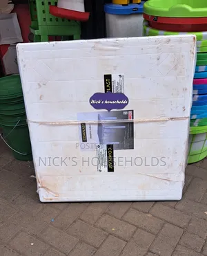 Plastic Table With 4 Plastic Stands