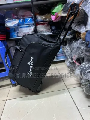 Black Travel Bags With Wheels at 2500