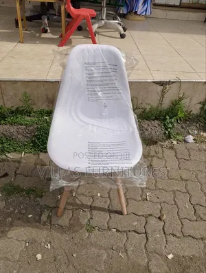 White Hard Plastic Eames Chair