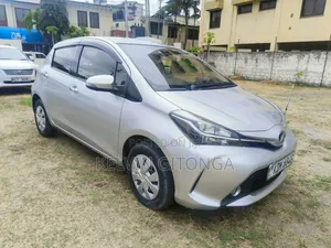 Toyota Vitz 2017 Silver