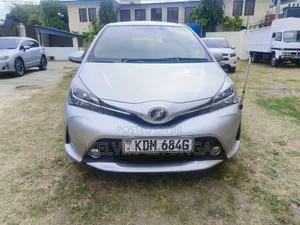 Toyota Vitz 2017 Silver