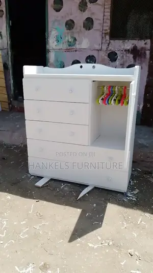 Chester Drawers With Hanger Line