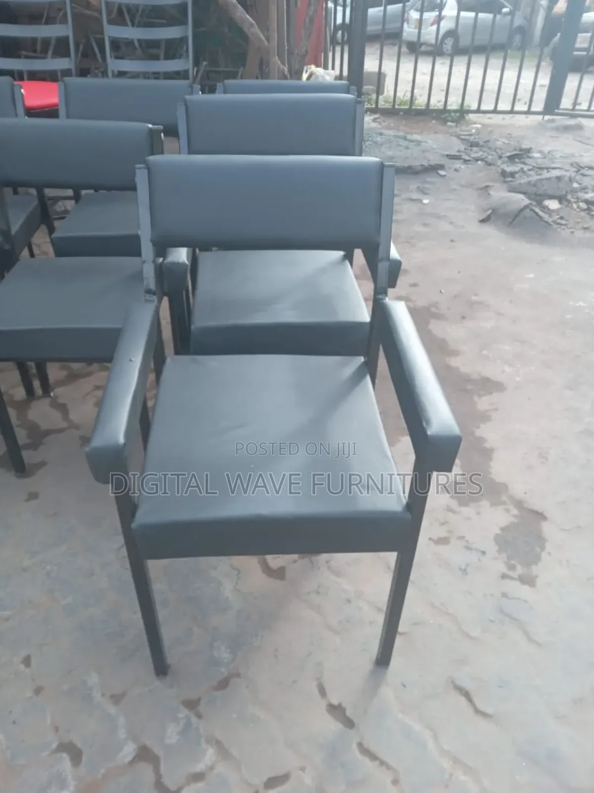 Black Leathered Armed Office Chair