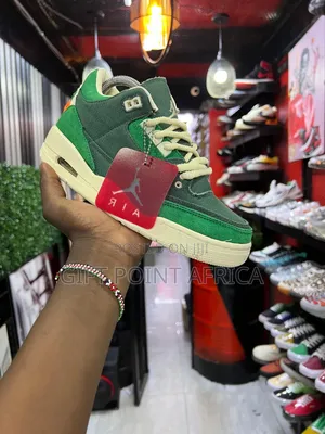 Jordan 3 Nina Chanel
Sneakers