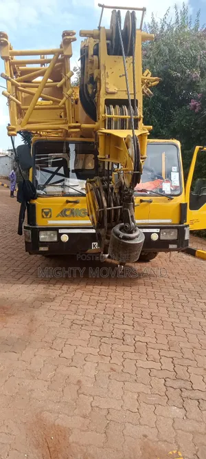 Crane Available for Lifting Jobs