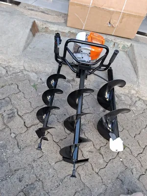 Hawking 4 Stroke Earth Auger With 3 Bits.