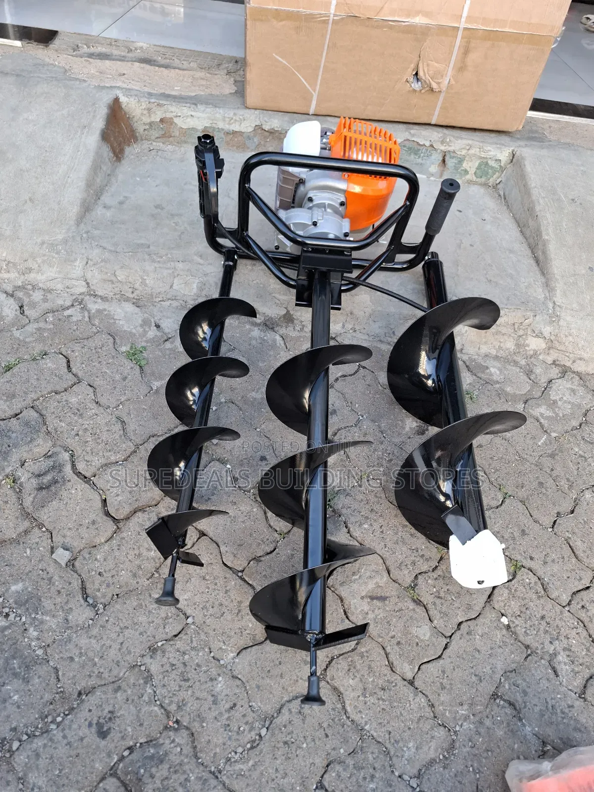 Hawking 4 Stroke Earth Auger With 3 Bits.