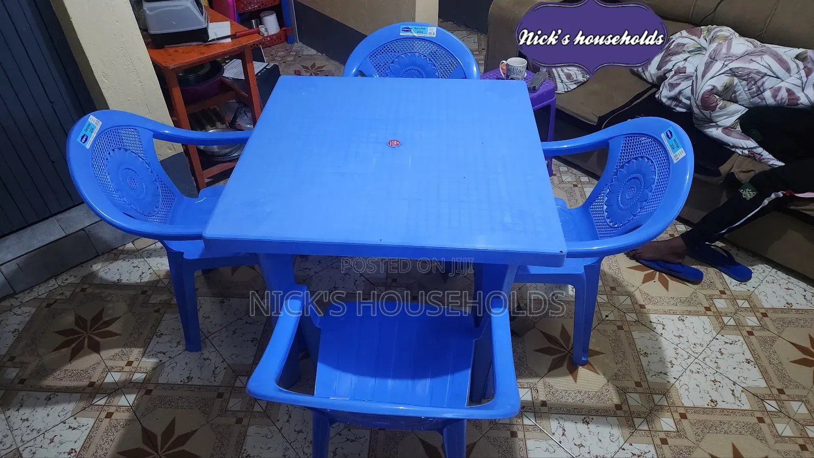 1 Square Plastic Table With 4 Plastic Chairs With Armrest