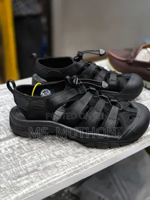 Keen Open 'All Black'. Sizes. 40-45.